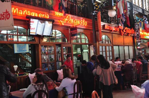 Restaurantes de mariscos no Mercado Central de Santiago, capital do Chile
